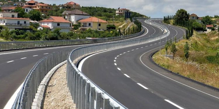 “Je në mandatin e tretë dhe akoma nuk ke përfunduar asnjë rrugë”! Rama i përgjigjet “saliarit” që vetëm dëgjon