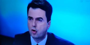 FOTO / Basha me sy të skuqura dhe me lot gjatë debatit për Berishën