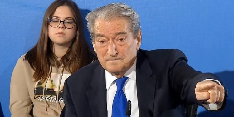 Laçjanët shkrihen gazit me “shakatë e kripura” të hallexhiut! Sali Berisha tregon përrallën e fundit, duke mbyllur vajtoren, për partinë e marrë peng nga argati