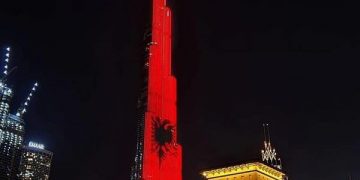 Dubai ‘vishet’ kuq e zi, ndërtesa më e lartë në botë ndriçohet me flamurin shqiptar