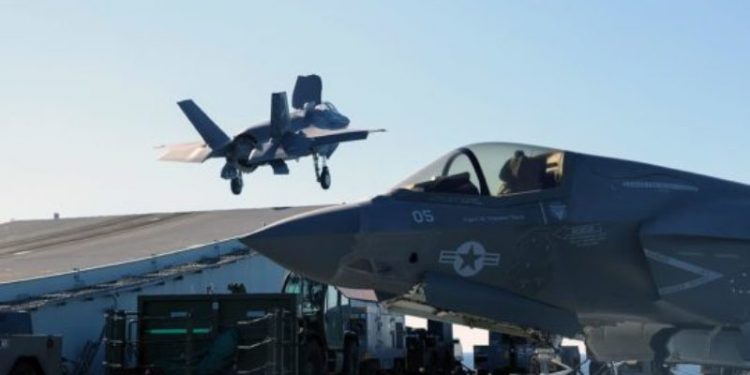 VIDEO/ Momenti kur avioni italian ulet në anije si të ishte helikopter