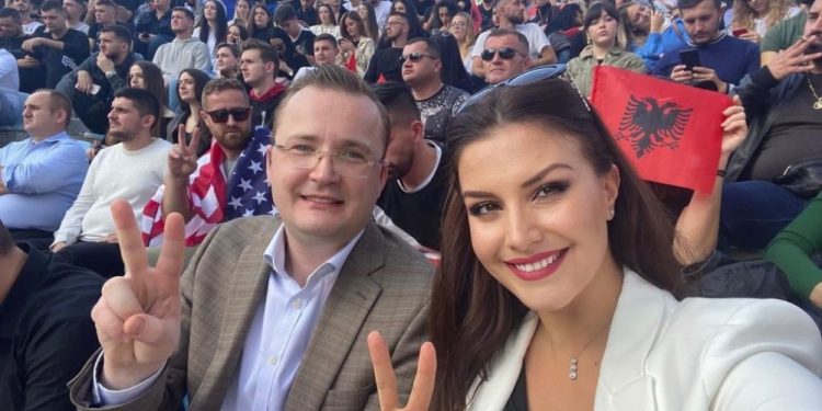 “Të rinjtë” e thinjur të PD i bashkohen Foltores, afrohet dhe ish-parashikuesja VIP e motit