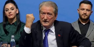 Saliarët me himnin “Dum babën”! Luftojmë për fitore”! Po s’patëm revole do t’iu hamë me dhëmbë (Video)