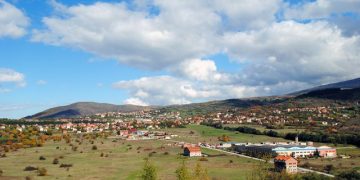 E pabesueshme! Ekziston në mes të botës shqiptare fshati ku grave nuk u lejohet të dalin jashtë