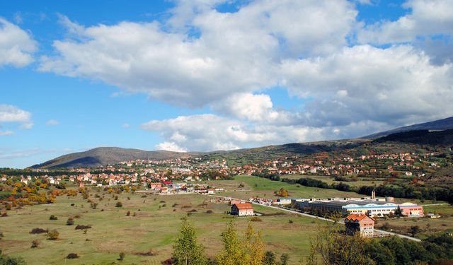 E pabesueshme! Ekziston në mes të botës shqiptare fshati ku grave nuk u lejohet të dalin jashtë