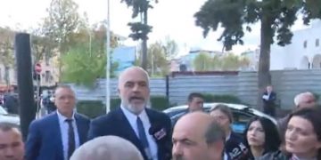 Po hynte për në Kuvend, Rama përballet me pritën e papritur! Kryeministri merr vendimin e menjëhershëm dhe i befason të gjithë: Të vijë edhe ai që kishte ngritur dy gishtat lartë!
