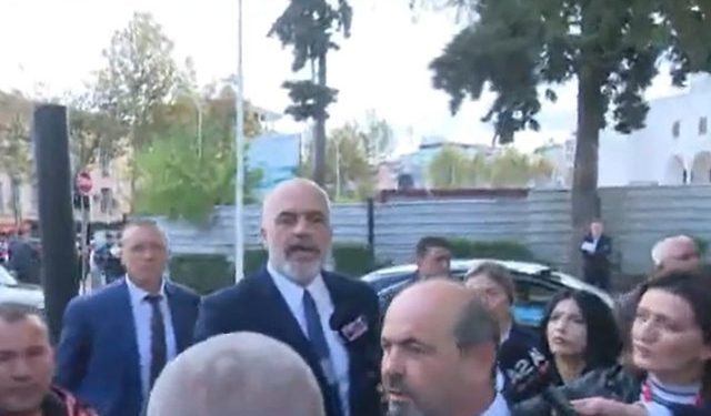 Po hynte për në Kuvend, Rama përballet me pritën e papritur! Kryeministri merr vendimin e menjëhershëm dhe i befason të gjithë: Të vijë edhe ai që kishte ngritur dy gishtat lartë!