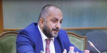 “Do ta shpall Azem Hajdarin kryetar nderi të PD-së”! Juristi Romeo Kara komenton deklaratën e bujshme të Berishës, nxjerr foton: Vetëm atij i lejohet të…