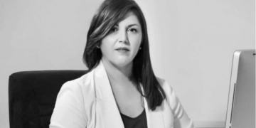 Shtyrja e vaksinimit solli pasoja! Vajza e deputetit e infektuar po lufton për jetën, sjell në jetë fëmijën me prerje çezariane