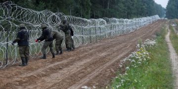 “Dëshiron të shkaktojë një incident të madh”/ Ç’po ndodh? Polonia ka vendosur një gjendje të jashtëzakonshme në kufi dhe po rrit sigurinë me Bjellorusinë, pamjet tregojnë burra e gra të shoqëruar nga persona të armatosur