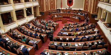 PD-PS hedhin sot hapin e parë drejt bashkëpunimit, nisin diskutimet për të ndryshuar Kushtetutën, mazhoranca këmbëngul te zgjatja e vetingut