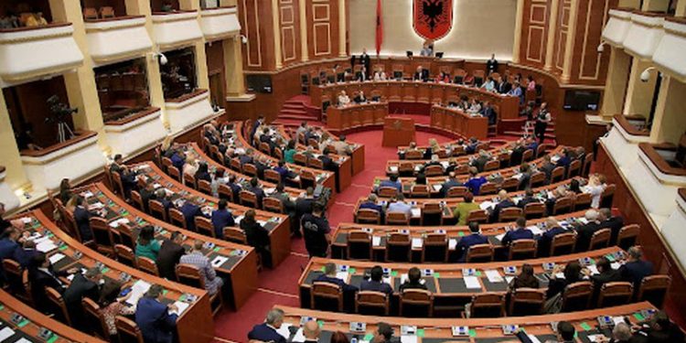 PD-PS hedhin sot hapin e parë drejt bashkëpunimit, nisin diskutimet për të ndryshuar Kushtetutën, mazhoranca këmbëngul te zgjatja e vetingut