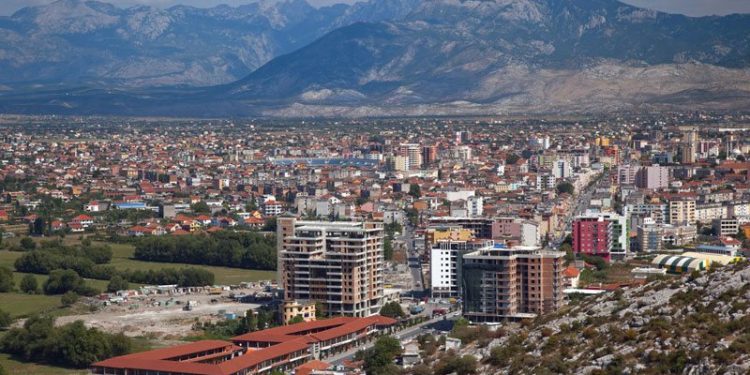 “Lajm sensacional”! Piktori i njohur tregon se çfarë është gjetur në kantinën e një familjeje të vjetër shkodrane: Pritet të vinë ekspertët