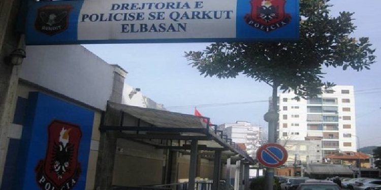 I kërkoi 7 mijë euro një qytetari që të mos e arrestonte, duke e mashtruar se kërkohej nga drejtësia italiane, e pëson keq oficeri i policisë në Elbasan