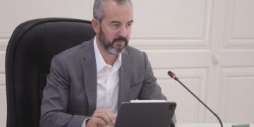 KQZ gati të vendosë precedent për personat “non grata”, Celibashi paralajmëron shqyrtimin e dosjes së Tom Doshit pavarësisht dorëheqjes