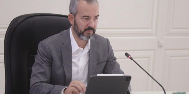 KQZ gati të vendosë precedent për personat “non grata”, Celibashi paralajmëron shqyrtimin e dosjes së Tom Doshit pavarësisht dorëheqjes
