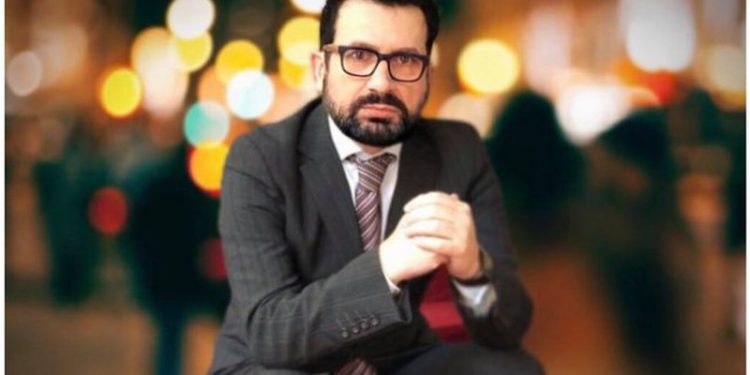 “Stop i’u thashë”! Kreshnik Spahiu: Dikur kishim 4 politikanë, pasi u shpik Facebook-u, kemi 4 milion që grinden për 4 hajvanë