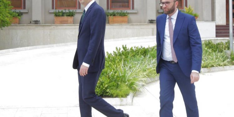 Plas keq ‘live’ në emision! Hoxha bën deklaratën e fortë: Gaz Bardhi, ish-ministër i Ramës që Basha kalon natën me të! Bejko: Çfarë flet ke pirë?