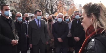 Kryeministri dhe ministrat ulin kokat! Motra e ish zyrtarit të lartë të doganës u pret rrugën dhe shpërthen e revoltuar: Vëllai im u vra, na keni injoruar. Ju kemi votuar për me luftu krimin (Video)