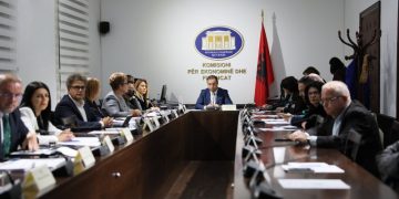 Braçe përplaset ashpër me ministren e Bujqësisë: Banditët kanë marrë tokat bujqësore të shtetit, janë lidhur kontrata me kriminelë