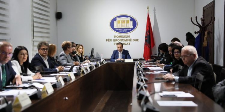 Braçe përplaset ashpër me ministren e Bujqësisë: Banditët kanë marrë tokat bujqësore të shtetit, janë lidhur kontrata me kriminelë