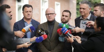“Puçist je vetë”! Berishisti  Strazimiri në sulm ndaj Lulit: Shko tek zyra e Palokës nëse do t’i shohësh firmat