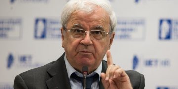“Nivel sa një kryetar kooperativie, ai nuk di të flasë as shqip”! Spartak Ngjela flet për shkarkimin e Metës: Ka bërë shkelje të rëndë, si guxon ai përmend…
