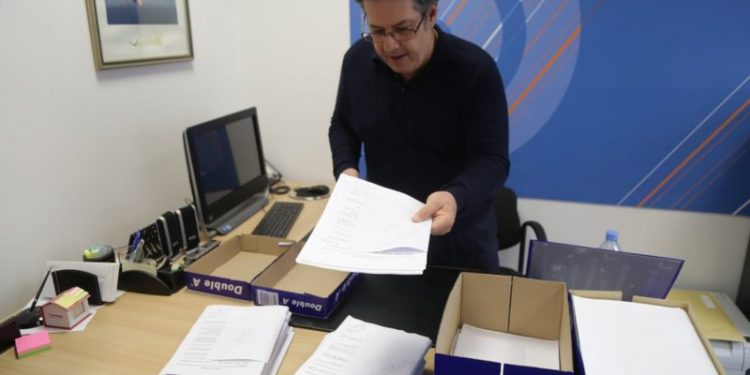 Thellohet skandali! Berisha në “gjunjë” para Bashës: I Lutet t’i verifikojnë bashkë firmat
