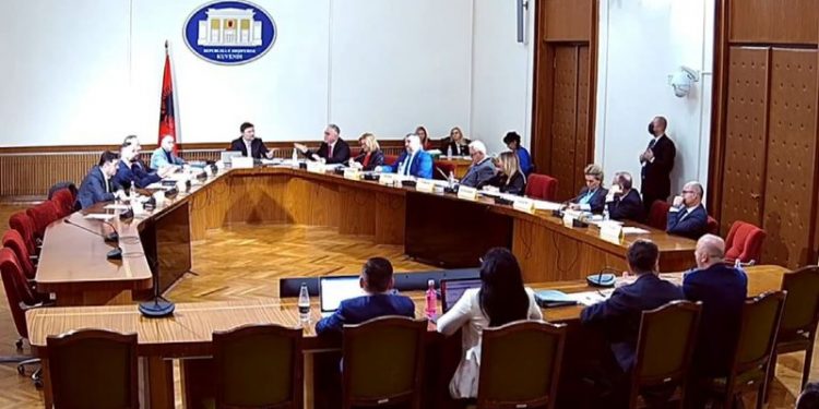 Hetimi  për 25 prillin si alibi për humbjen! Institucionet nuk i japin informacione komisionit: PD mbron “grupet paramilitare” duke i quajtur…. patronazhistë përplasen