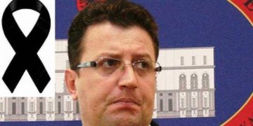 “Nga dhimbja që ndjej unë, është mall, sa mall, o Perëndi”! Ish-ministri i Financave publikon vargjet në kujtim të Sokol Olldashit dhe prek me fjalët: Dorën zgjata si gjithnjë, nën plisin që di veç unë…