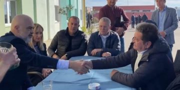 “Mbaje mend fjalën time”, Rama shtrëngon duart me peshkatarët dhe u jep premtimin e MADH: Bëni delegacionin, do ju çoj unë në…