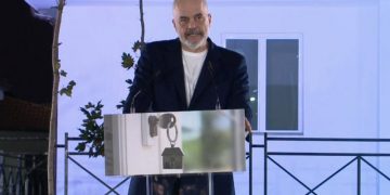 Rama dorëzon bllokun e parë të banesave në Vaqarr, ja sa familje do të përfitojnë nga rindërtimi