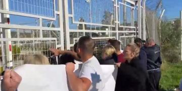 Degradon situata në Vlorë: Familjarët e 8-vjeçarit gjuajnë me gurë godinën dhe tentojnë të hyjnë brenda burgut, nëna e Mateos i merr radion policit dhe…(Video)