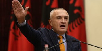 Nuk përmbahet “patrioti” Ilir Meta: Ambasadat janë streha e fundit e maskarenjve