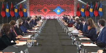 “Pse e mbani këtë lejen, hiqeni”! Rama ia thotë troç ministrit të Brendshëm të Kosovës: Është pengesë psikologjike! Ndërhyn Çuçi: S’ka nevojë për…