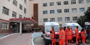 Zbardhen të tjera detaje dhe dëshmi për ngjarjen që tronditi Vlorën/ Nga njëri divorc te tjetri, jeta e vështirë dhe fjalët e fundit të nënës 34-vjeçare që u hodh me fëmijën 1-vjeç nga pallati