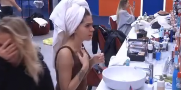 Publikohet video që po ‘thyen’ rrjetin, konkurrenti i ‘Big Brother VIP’ lahet nudo, shihni reagimin e vajzave të shtëpisë