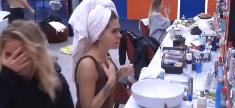 Publikohet video që po ‘thyen’ rrjetin, konkurrenti i ‘Big Brother VIP’ lahet nudo, shihni reagimin e vajzave të shtëpisë