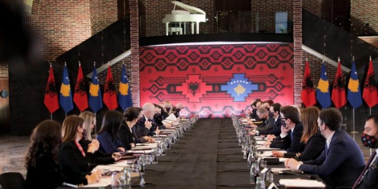 Zëri i Amerikës: Gati përgatitjet për hekurudhën mes Shqipërisë dhe Kosovës
