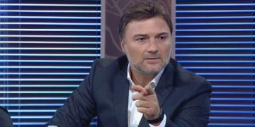 Bujar Çela uron Ditën e Pavarësisë me foton e Enver Hoxhës! Revoltohen deputetët demokratë: O faqezi, hiqe këtë foto…vendos të Saliut!
