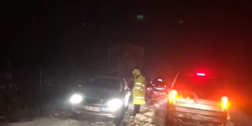 Stuhitë e shiut dhe borës vështirësojnë qarkullimin e mjeteve, autoritetet: Ndalohet kalimi në rrugën e Arbrit dhe Qafë Murrizë pa zhinxhirë