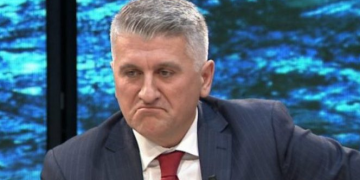 Agron Gjekmarkaj, letër Bledi Çuçit dhe Gledis Nanos: Po na vjedhin pulat, lopët, derrat, mjaltin, na ndihmoni!