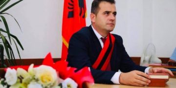 Skandalet e SPAK! Merr të pandehur kryebashkiakun socialist për ligjin e dekriminalizimit! Nuk ka treguar dënimin si emigrant në Greqi se ka rrahur pronarin për pagën