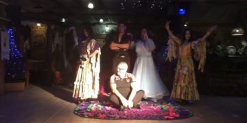 VIDEO/ Fshati digjet kurse Federata krihet! Balerina, alkol, para: Dëfrehet Armando Duka me simbolet e kombëtares në udhëtime jashtë pas humbjes