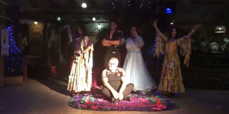 VIDEO/ Fshati digjet kurse Federata krihet! Balerina, alkol, para: Dëfrehet Armando Duka me simbolet e kombëtares në udhëtime jashtë pas humbjes