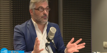 Komentatori Andin Lokaj u lodh duke “ngrënë” kundër Shqipërisë:  Çfarë 28 Nëntori feston në Kosovë, merruni me festën madhështore të 17 Shkurtit, lërini pallavrat e Babadimrit?!