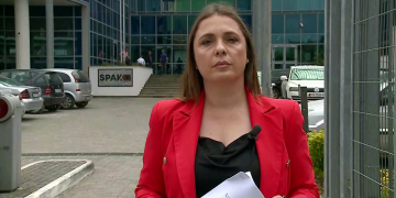 VIDEO/ Polici shtyn gazetaren e cila rrezikon të bjerë në greminë! Ja momentet e tensionit