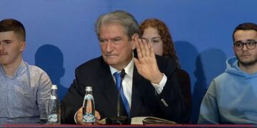 “Një nen do e pagëzojmë neni Basha”! Berisha shikon ëndrra pleqërie me sy hapur: I them Ramës bëhu gati, na ke borxh votën!