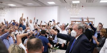 “Mjeran, jep dorëheqjen”! Foltorja si vajtore: Berisha gudulis turmën e  saliarëve me recitime demkracie! Sajon “kërkesën e çuditshme” që Lulzim Basha i ka bërë Edi Ramës
