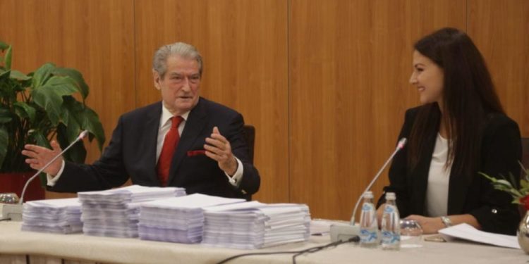 FOTO/ 11 dhjetori në kokën e Berishës: Formulari i tij nuk përmend datë për Kuvendin